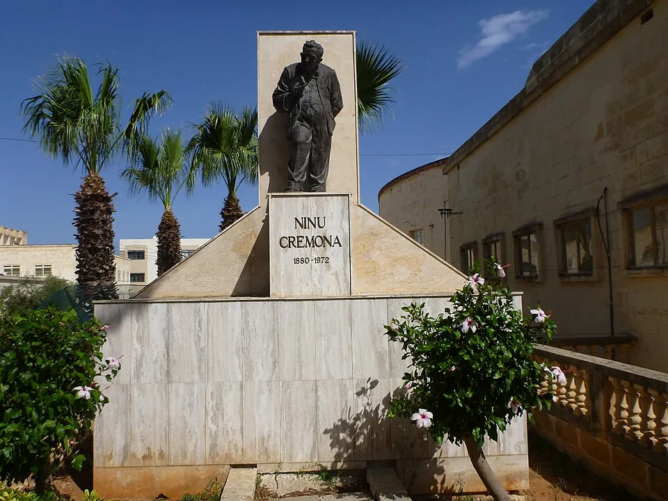 Għall-kuntest: Statwa ta’ Ninu Cremona, Għawdex.