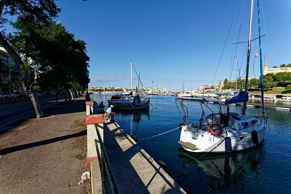 Ritratt tal-inħawi: il-Port ta’ Marsamxett mix-xatt ta’ Tal-Pietà, Malta.