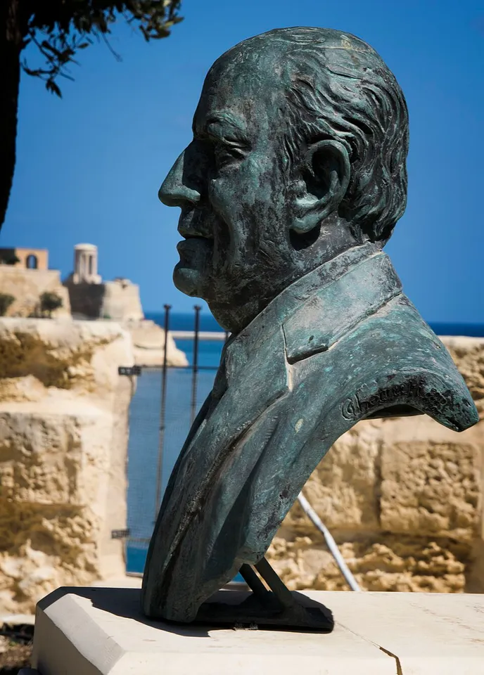 Għall-kuntest: Bust ta’ Charles Clews fl-Isla.
