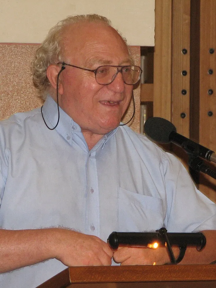 Peter Serracino Inglott f’wirja tal-arti.