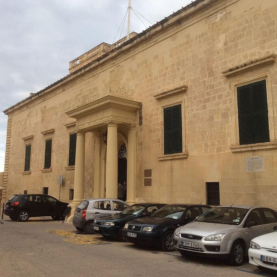 Il-faċċata tal-Berġa ta’ Aragona.