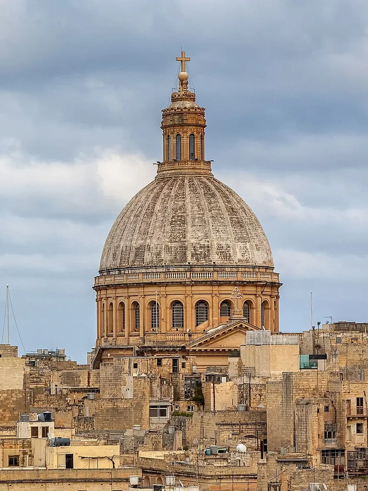 Il-Belt Valletta bil-Bażilika tal-Karmelitani.