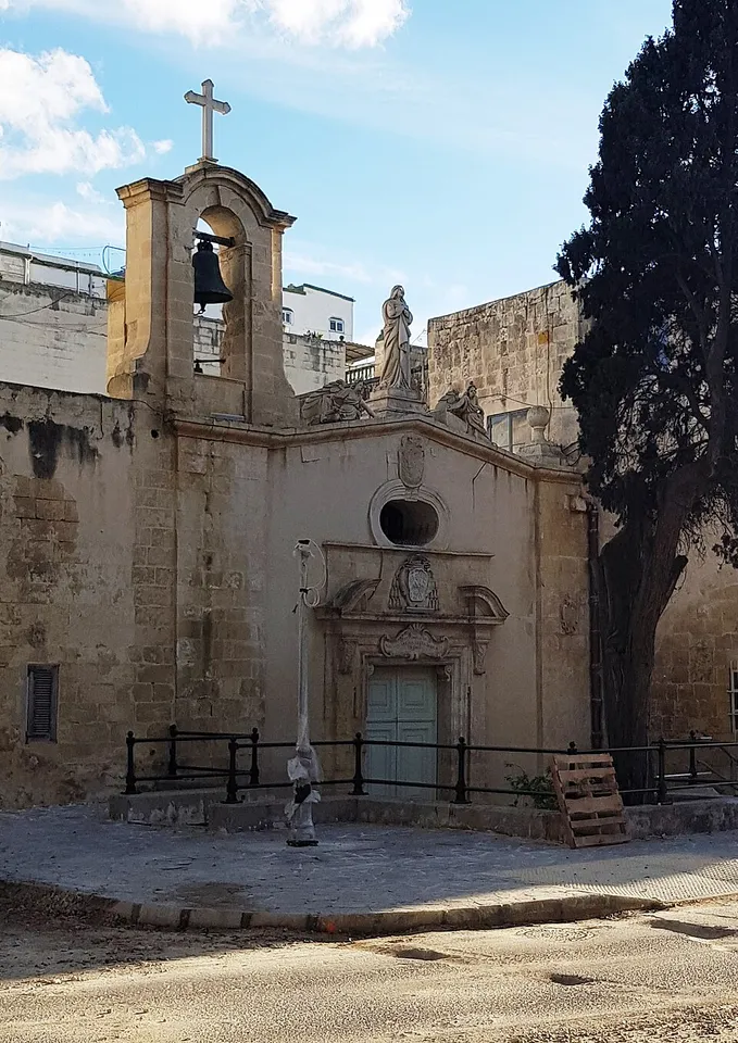 Għall-kuntest: Il-knisja tad-Duluri, Tal-Pietà.