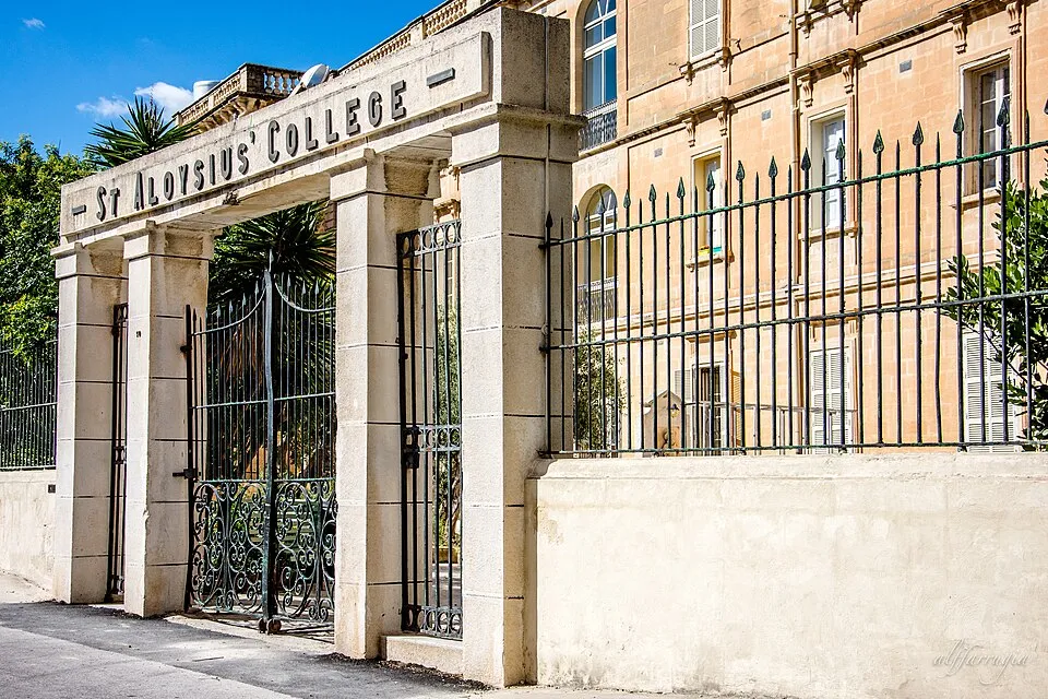 Id-daħla tal-iskola sekondarja tal-Kulleġġ ta’ San Alwiġi.