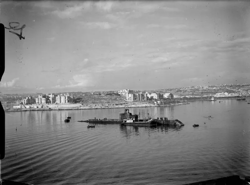 Għall-kuntest: L-HMS Olympus qed jgħabbi l-provvisti f’Malta.