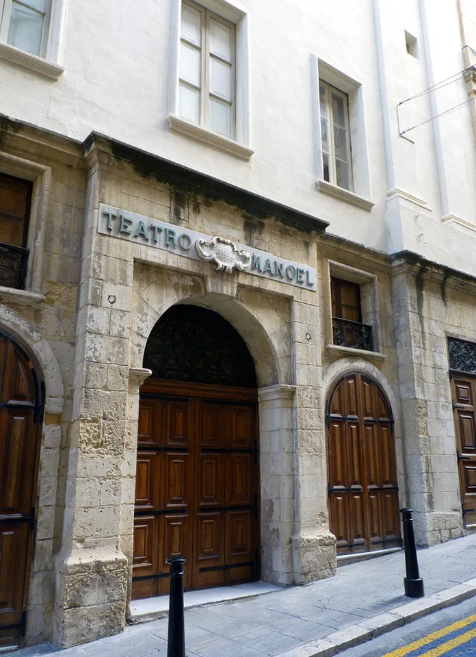 Il-faċċata tat-Teatru Manoel.