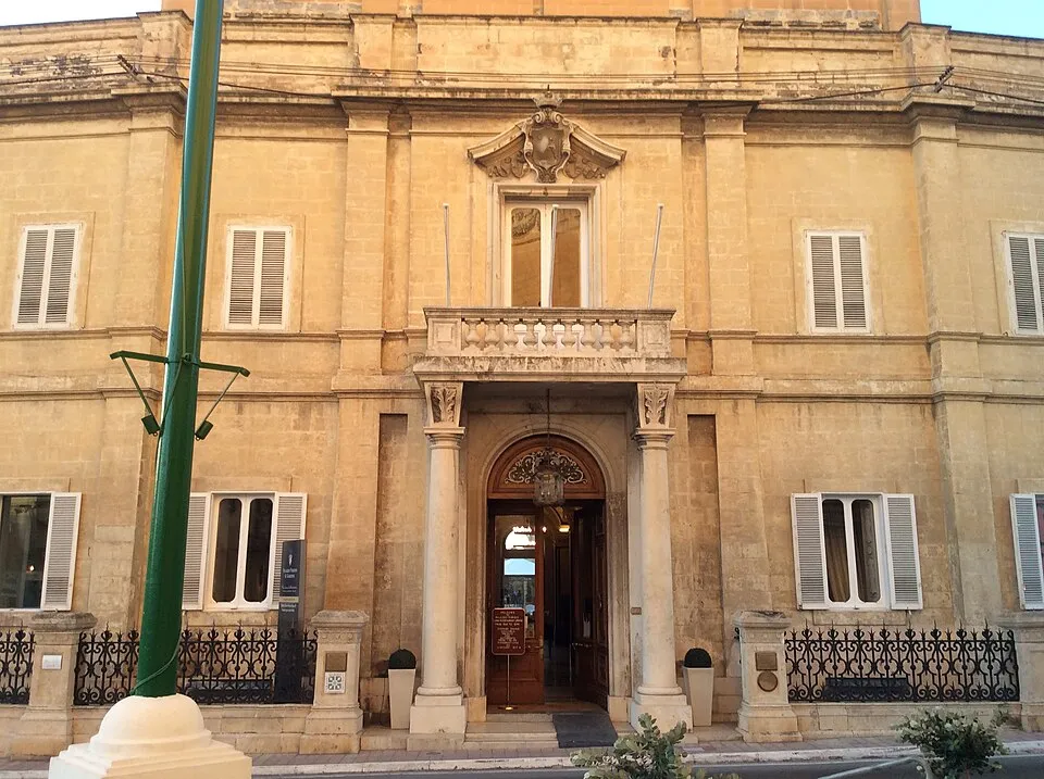 Il-faċċata tal-Palazz Parisio, in-Naxxar.