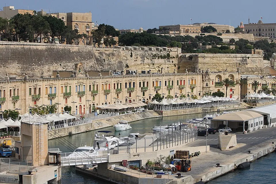 Ix-xatt tal-Belt Valletta u l-imħażen storiċi.